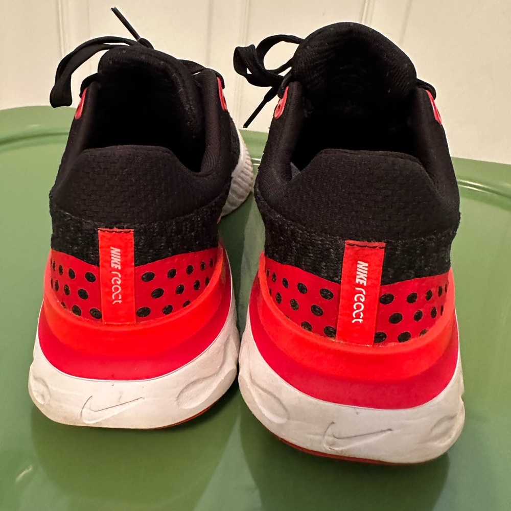 Nike Black and Red Women's Running Shoes - Picture 4 of 7
